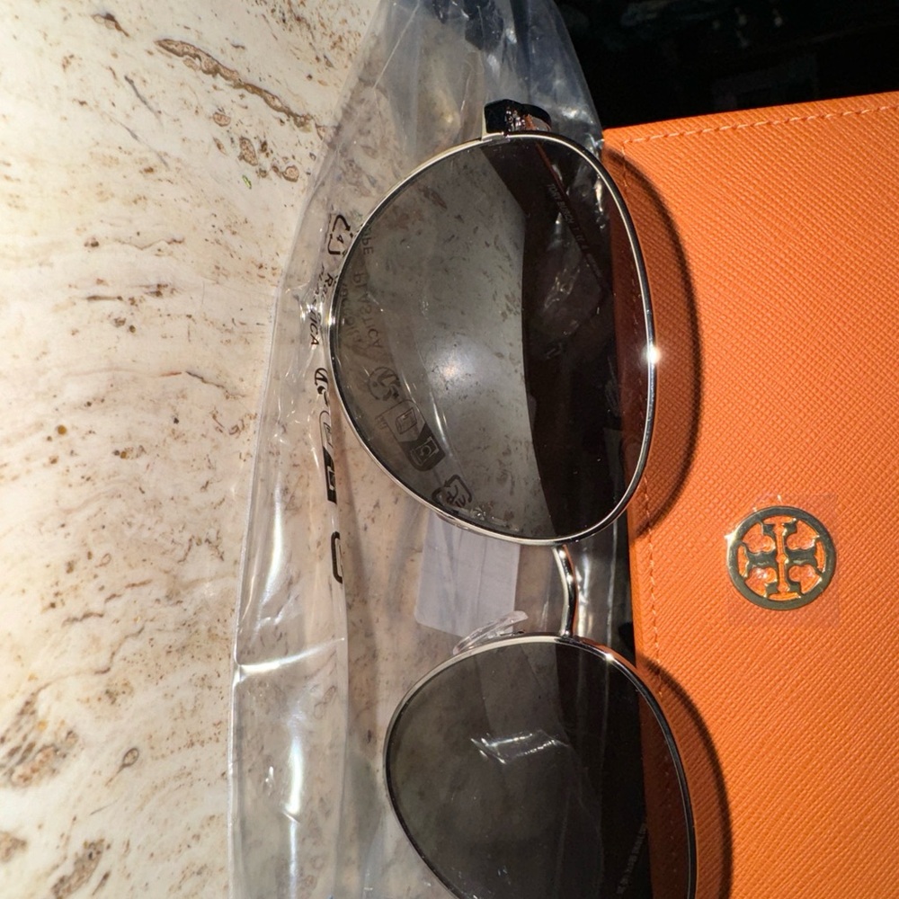 Tory Burch Sunglasses Sunnies new with case and dust - Picture 2 of 6